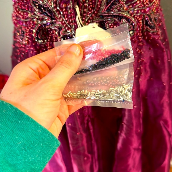 Vintage NWT ball gown with beautiful sheen & floral beading - Picture 7 of 10